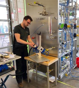 Quickprint medewerker graveert bij een klant op locatie